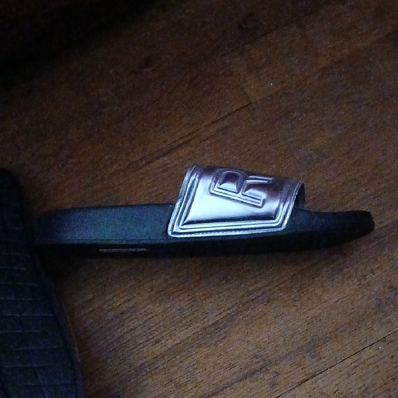 Roxy Metallic Silver and Black Slides - Picture 3 of 3